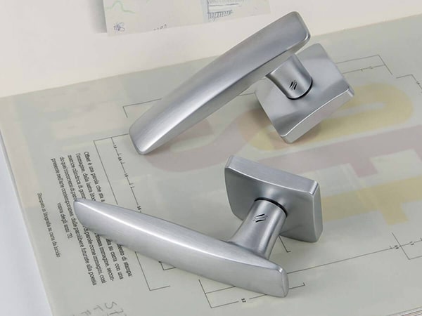 vasta-gamma-di-maniglie-in-pvc-legno-e-alluminio-milano